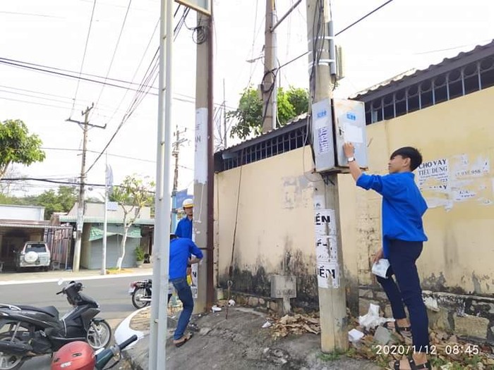 Đoàn viên thanh niên Trường Trung học phổ thông Trần Văn Quan xóa bảng quảng cáo gây mất mỹ quan đô thị trên các tuyến đường Thị trấn Long Điền