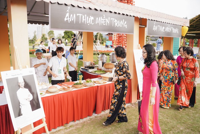 Gian hàng ẩm thực miền Trung chuẩn vị của nghệ nhân Nguyễn Hữu Thọ tại Vinhomes Smart City