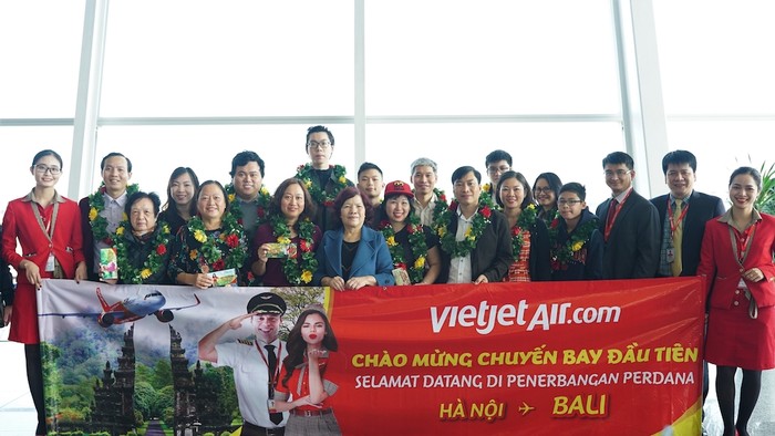 Chủ tịch Hội đồng quản trị Vietjet Nguyễn Thanh Hà (áo xanh) cùng Giám đốc Văn phòng Miền Bắc Dương Hoài Nam chào đón những hành khách trên chuyến bay khai trương