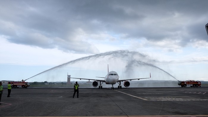 Sân bay quốc tế Ngurah Rai chào đón chuyến bay thẳng đầu tiên Hà Nội - Bali của Vietjet
