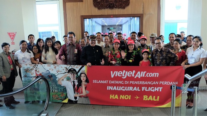 Phó Thống đốc Bali Cok Ace (trái) và Đại sứ Việt Nam tại Indonesia Phạm Vinh Quang (phải) chào đón những vị khách trên chuyến bay khai trương ngày Mùng 2 Tết Canh Tý