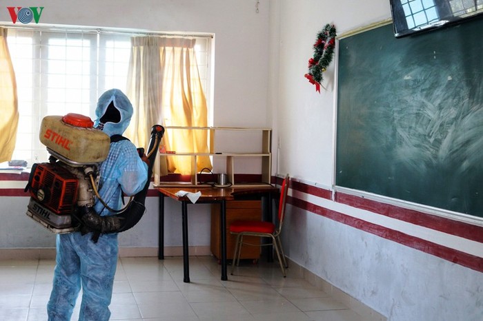 Khử trùng phòng dịch corona tại một trường học ở thành phố Nha Trang. (Ảnh: VOV)