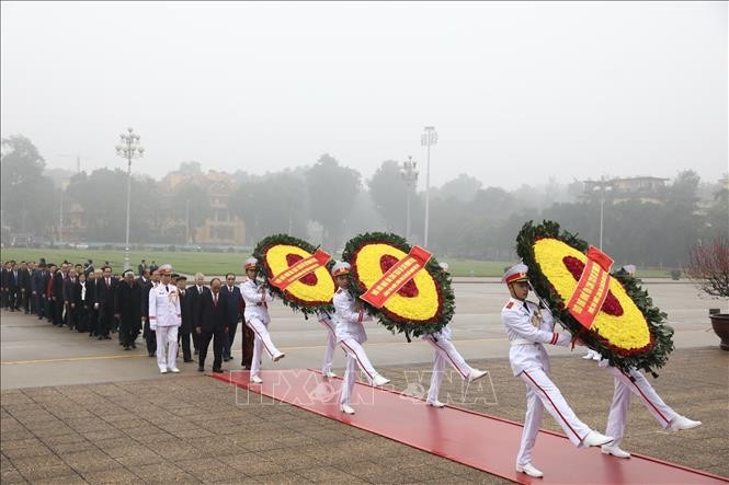 Lãnh đạo Đảng, Nhà nước đặt vòng hoa và vào Lăng viếng Chủ tịch Hồ Chí Minh. Ảnh: Văn Điệp/TTXVN