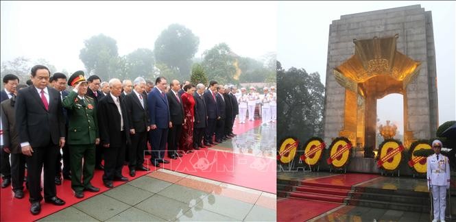 Lãnh đạo Đảng, Nhà nước đến đặt vòng hoa tại Đài tưởng niệm các Anh hùng, Liệt sỹ. Ảnh: Doãn Tấn/TTXVN