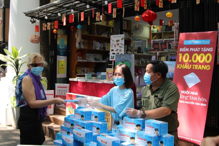 Đợt phát khẩu trang miễn phí đầu tiên diễn ra lúc 12h trưa ngày 6/2 tại đường sách Nguyễn Văn Bình.