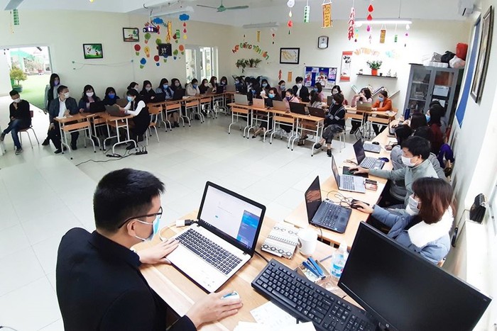 Trường Tiểu học và Trung học cơ sở Victoria Thăng Long tập huấn sử dụng website Học và Thi (Ảnh nhà trường cung cấp).