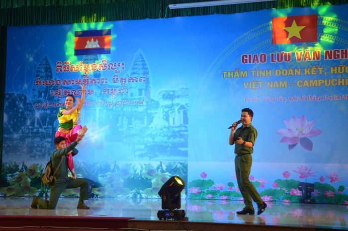 Cô Hà Thị Diệu Thúy tham gia múa minh họa trong chương trình giao lưu giữa Bộ Chỉ huy Quân sự tỉnh Bà Rịa - Vũng Tàu với Tiểu khu quân sự Preah Vihear – Quân đội Hoàng gia Campuchia (Ảnh: CTV)