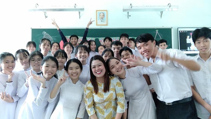 Cô giáo Maria Raylel người Philippines và học trò Việt Nam tại Trường Trung học phổ thông Xuyên Mộc (Ảnh tác giả cung cấp)