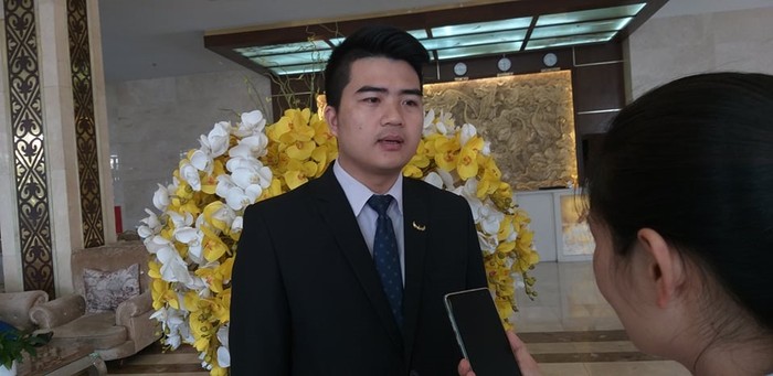Ông Lê Đức Sinh, Giám đốc khách sạn Mường Thanh, Thanh Hóa trao đổi với phóng viên.