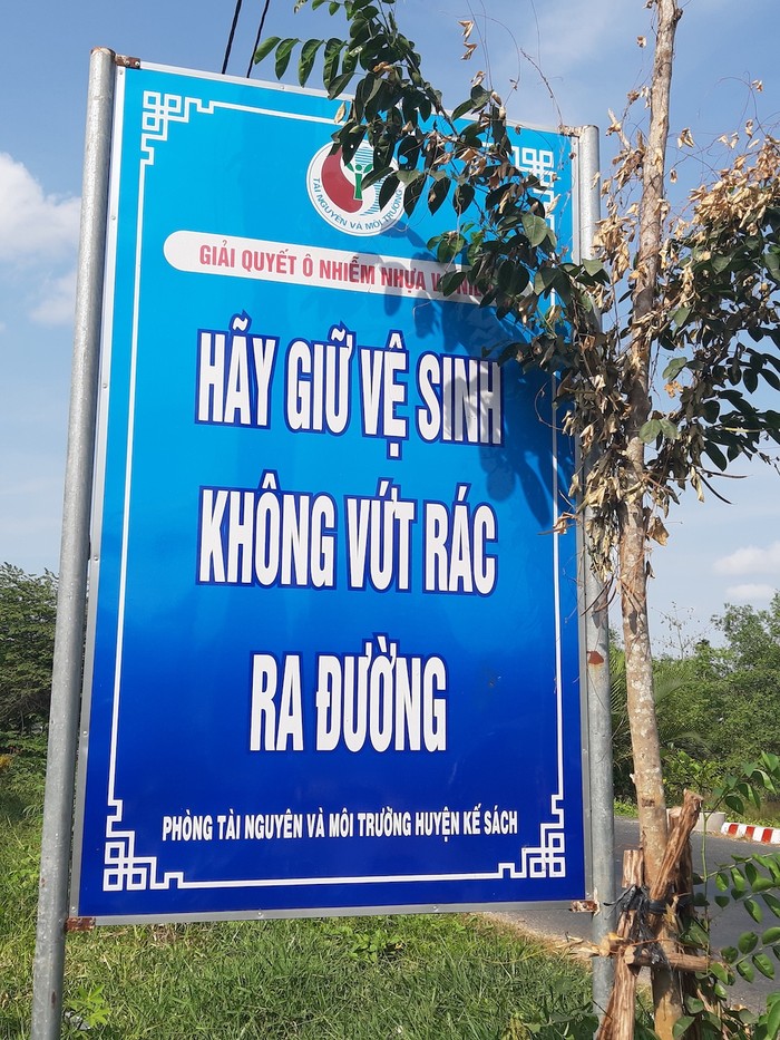 Khẩu hiệu: “Hãy giữ gìn vệ sinh không vứt rác ra đường” của Phòng Tài nguyên và Môi trường huyện Kế Sách (tỉnh Sóc Trăng)