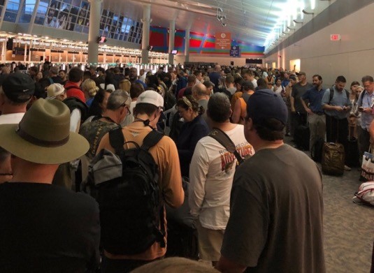 Hành khách đông nghẹt chờ làm thủ tục kiểm tra ở sân bay Dallas-Forth Worth. (ảnh: Twitter)