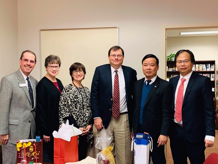Tiến sĩ Phạm Long (ngoài cùng bên phải) cùng các chuyên gia giáo dục tại Mỹ. ảnh: PL.