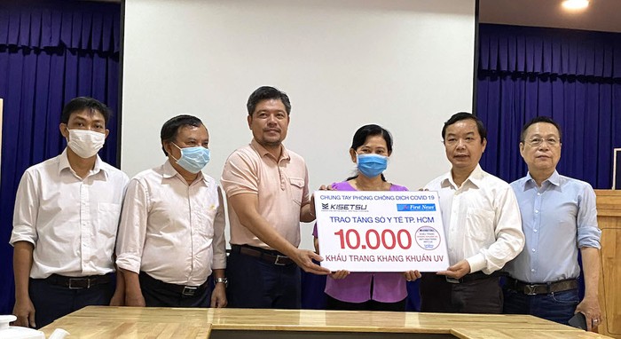 Công ty Văn hoá Sáng tạo First News - Trí Việt và Công ty Cổ phần Trúc Quang đã trao tặng 10.000 khẩu trang kháng khuẩn - UV cho Sở Y tế Thành phố Hồ Chí Minh