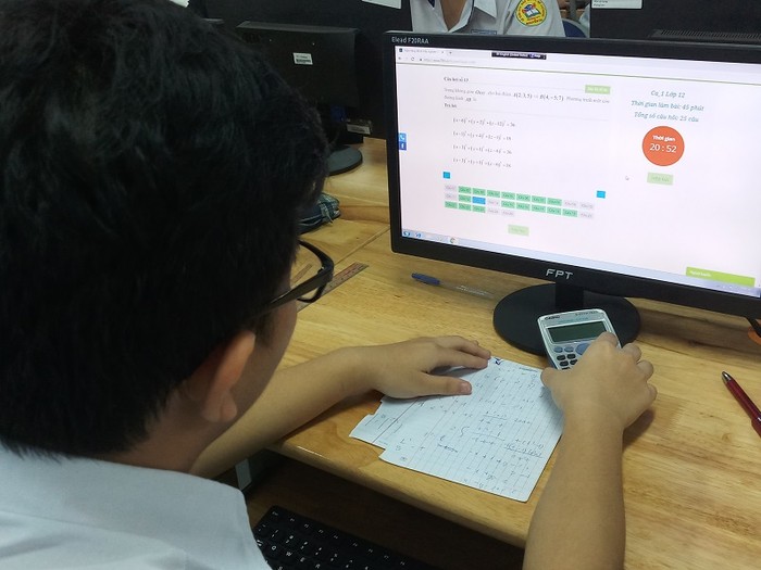 Học sinh làm bài kiểm tra trực tuyến (Ảnh minh hoạ: Giaoducthoidai.vn)