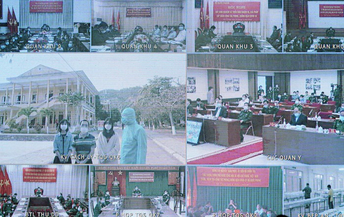 Thủ tướng Nguyễn Xuân Phúc đã trao đổi, trò chuyện với cán bộ, nhân viên và công dân trong khu cách ly. (Ảnh: VGP)