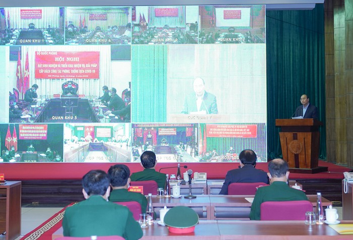 Thủ tướng Nguyễn Xuân Phúc đã làm việc trực tuyến với 50 điểm cầu trong toàn quân để kiểm tra công tác phòng chống dịch COVID-19. (Ảnh: VGP)