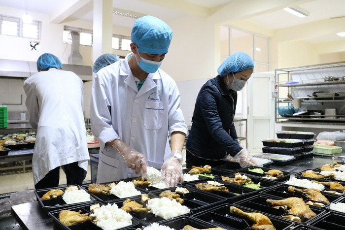 Bếp ăn phục vụ những người cách ly y tế tập trung - Bệnh viện Hữu nghị Việt Tiệp cơ sở 2 (Ảnh và chú thích trên Danviet.vn)