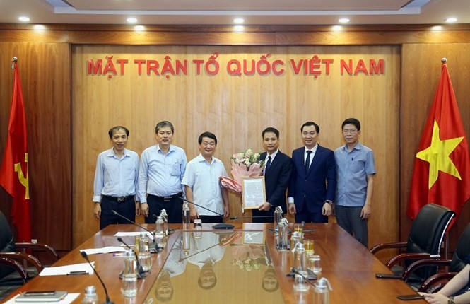 Phó Chủ tịch - Tổng Thư ký Uỷ ban Trung ương Mặt trận Tổ quốc Việt Nam Hầu A Lềnh và lãnh đạo các ban, đơn vị chúc mừng tân Phó Tổng Biên tập Trương Thành Trung.