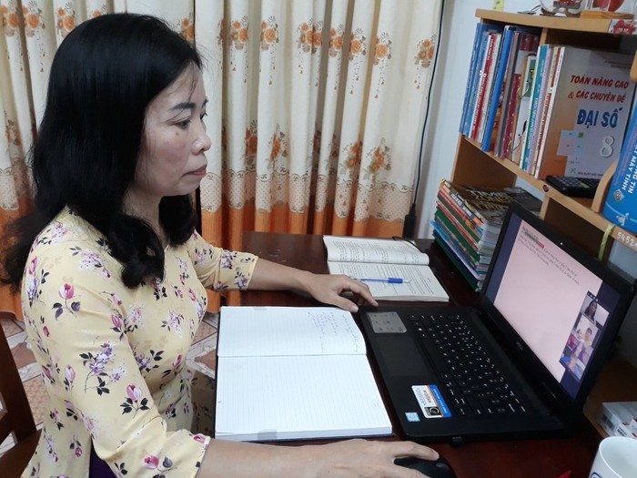 Cô giáo Nguyễn Thị Phương Hoa - Trường Trung học cơ sở Nguyễn An Ninh đang dạy trực tuyến cho học trò (Ảnh: CTV)