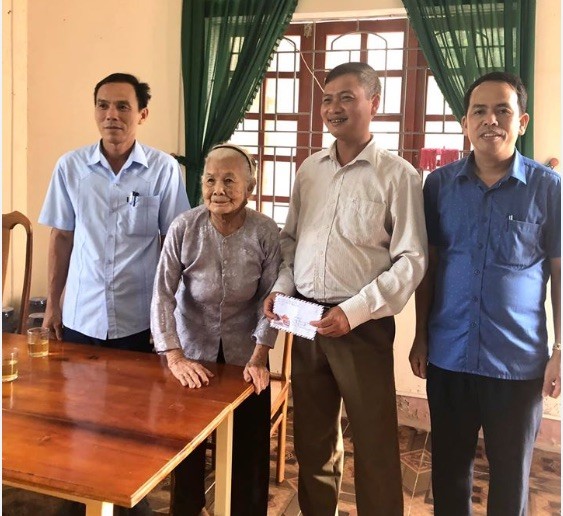 Cụ Nguyễn Thị Huệ trao số tiền 1.000.000 đồng, ủng hộ chống dịch Covid-19 cho đại diện Ủy ban nhân dân xã Quang Diệm - Hương Sơn - Hà Tĩnh. (Ảnh gia đình cung cấp)