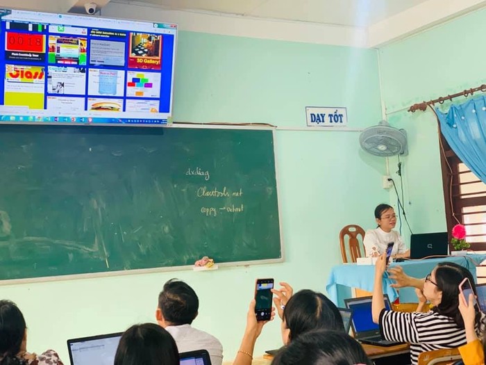 Chia sẻ ứng dụng công nghệ thông tin cho giáo viên trường, ảnh: Lê Quang Trọng.