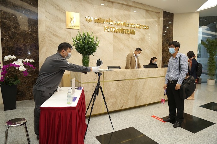 Kiểm tra thân nhiệt người ra vào trụ sở Tập đoàn Dầu khí Việt Nam