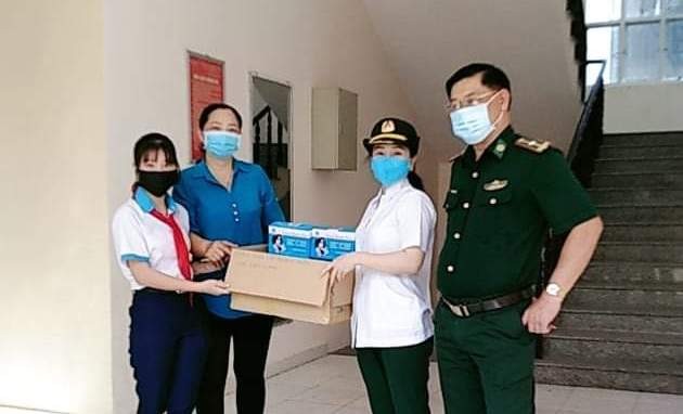 Học sinh Trường Trung học cơ sở Võ Trường Toản tặng 500 khẩu trang y tế cho cho bộ đội biên phòng tỉnh Kiên Giang. (Ảnh: Anh Minh)