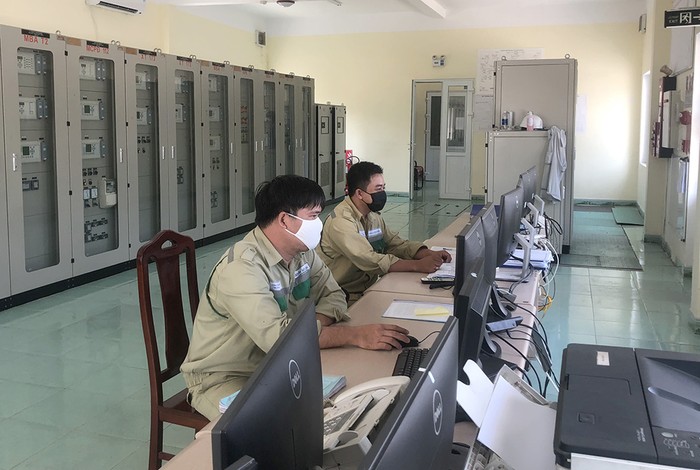 Kỹ sư Công ty Truyền tải điện 2 trực tại TBA 220kV Ngũ Hành Sơn.