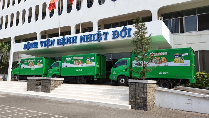 Đoàn xe của NutiFood chở quà đến tặng Bệnh viện Bệnh Nhiệt đới Thành phố Hồ Chí Minh