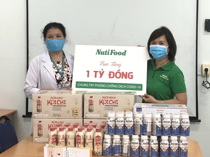 Sáng ngày 7/4/2020, đại diện NutiFood đã trao quà cho Lãnh đạo Bệnh viện Bệnh Nhiệt đới Thành phố Hồ Chí Minh.