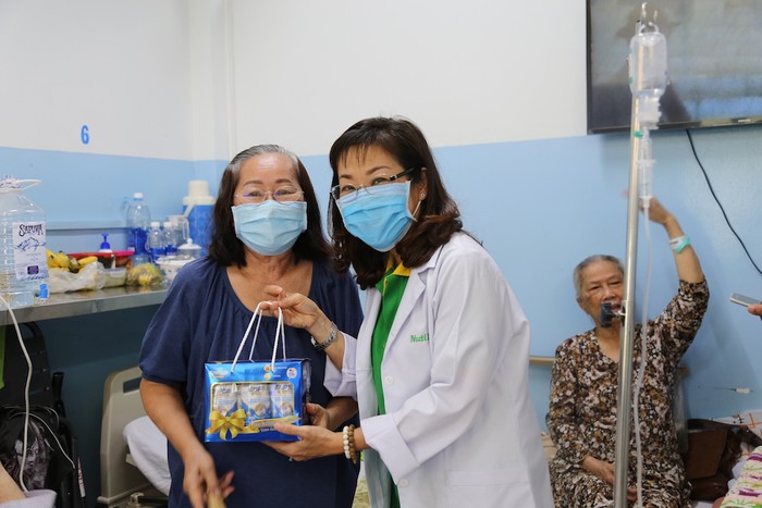 Bệnh nhân đang điều trị tại Bệnh viện Gia Định vui mừng khi nhận được sữa từ đại diện của NutiFood trao tặng