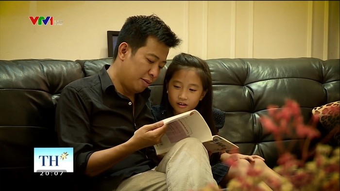 Cây bút Hoàng Anh Tú (anh Chánh Văn của báo Hoa Học Trò) cùng con gái trong chương trình Vì Tầm Vóc Việt chia sẻ