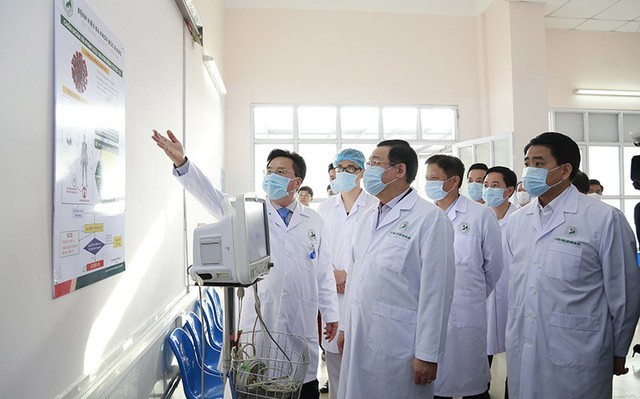 Bí thư Thành ủy Hà Nội Vương Đình Huệ và Chủ tịch Uỷ ban Nhân dân thành phố Hà Nội Nguyễn Đức Chung kiểm tra tại Bệnh viện Đa khoa Đức Giang.