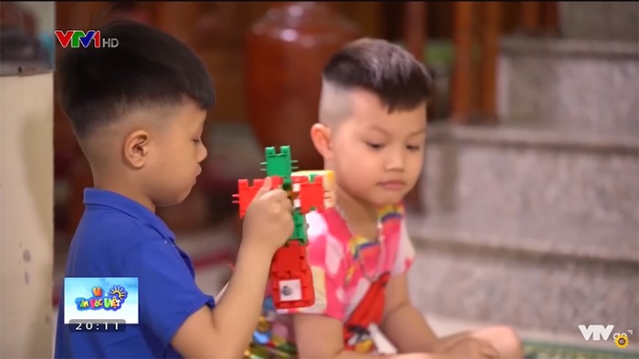 Nhiều gia đình đã chia sẻ cùng chương trình Vì Tầm Vóc Việt về cách thức cho con chơi và học tại nhà