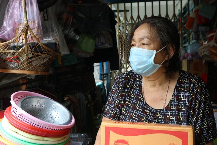 Bà Hào năm nay 62 tuổi, ngụ ở hành lang chung cư Ngô Gia Tự, sống bằng công việc bán vé số và lượm ve chai. Bà rất vui và cảm động khi nhận được sự quan tâm của các doanh nghiệp và xã hội