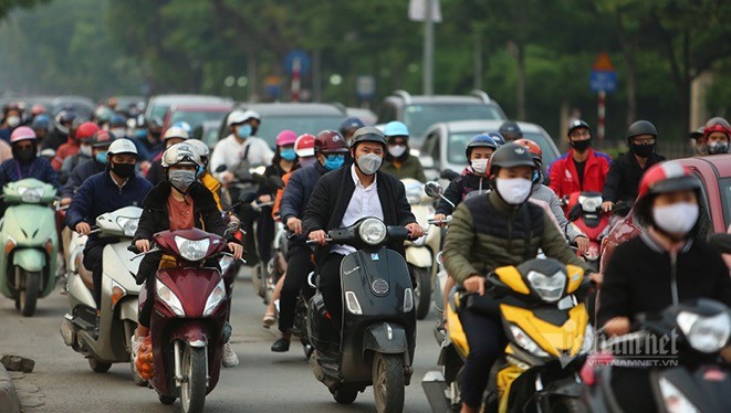 Người dân đổ ra đường trong dịp “Cách ly toàn xã hội” (Ảnh: Vietnamnet.vn)