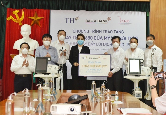 Tập đoàn TH và Ngân hàng Thương mại Cổ phần Bắc Á (BAC A BANK) phối hợp với Quỹ Vì Tầm Vóc Việt trao tặng 2 máy thở cao tần Philips V680 tại Bệnh viện tỉnh Nghệ An
