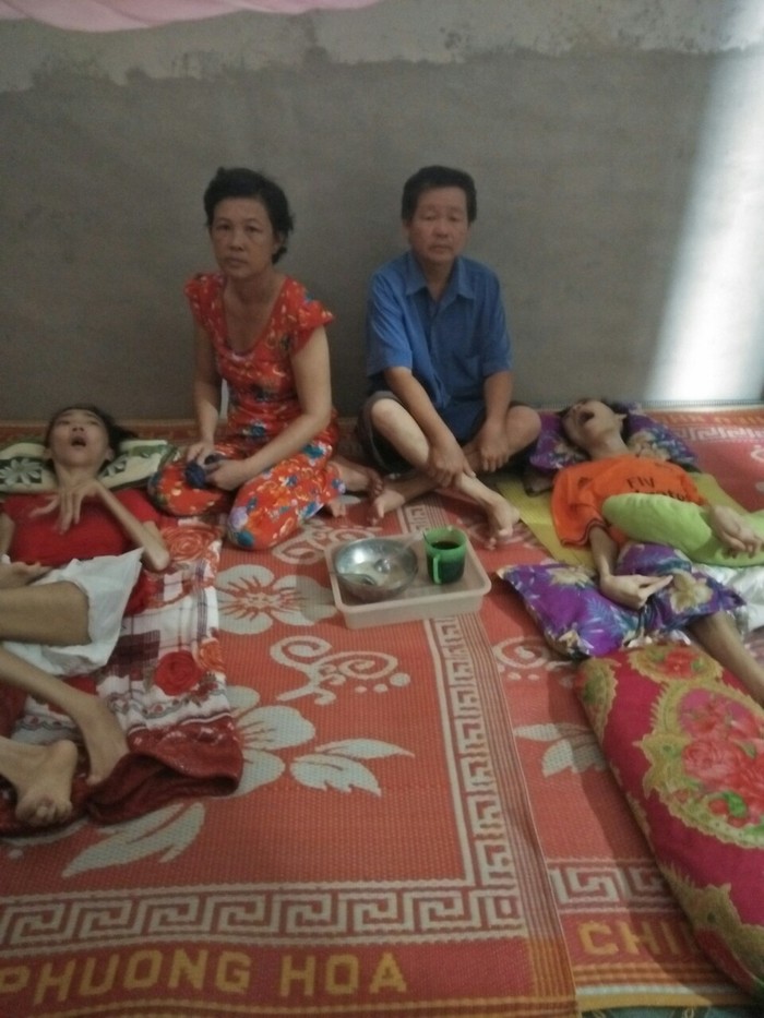 Thầy Văng Hồng và vợ bên cạnh 2 con bị bệnh nặng