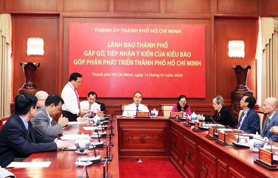 Thành ủy Thành phố Hồ Chí Minh tổ chức buổi gặp mặt lắng nghe ý kiến, sáng kiến của đại diện kiều bào trong xây dựng và phát triển Thành phố ngày 13/1/2020. (Ảnh: TTXVN)