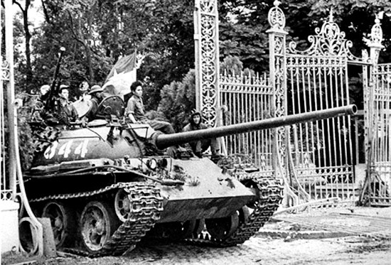 Xe tăng quân giải phóng húc đổ cánh cổng Dinh Độc Lập ngày 30/4/1975 - Chiến dịch Hồ Chí Minh toàn thắng (Ảnh: Baohatinh.vn)