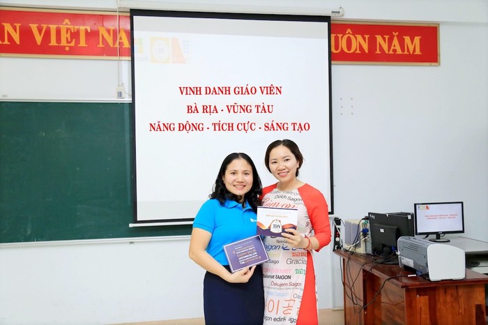 Cô giáo Nguyễn Thị Thùy Dung - bên phải - trong lễ vinh danh giáo viên Năng động, Tích cực, Sáng tạo của thành phố Vũng Tàu (Ảnh kỷ yếu nhà trường)