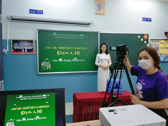 Cô giáo Nguyễn Thị Thùy Dung đang ghi hình, làm bài giảng trong mùa chống dịch Covid-19 (Ảnh tác giả cung cấp)