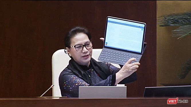 Chủ tịch Quốc hội Nguyễn Thị Kim Ngân nói rằng iPad của bà lưu trữ đươc ngay tức thời các bài phát biểu của Bộ trưởng và đại biểu Quốc hội. (Ảnh: Viettimes.vn)