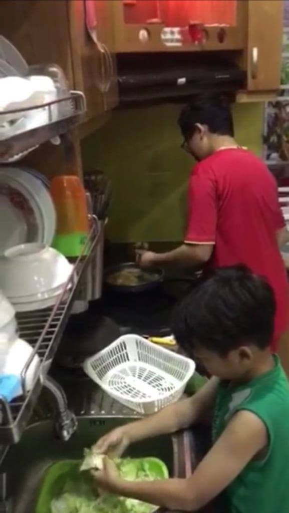 Bạn Đinh Tuấn Khang cùng em trai làm đầu bếp giúp bố mẹ hằng ngày (Ảnh: SQH)