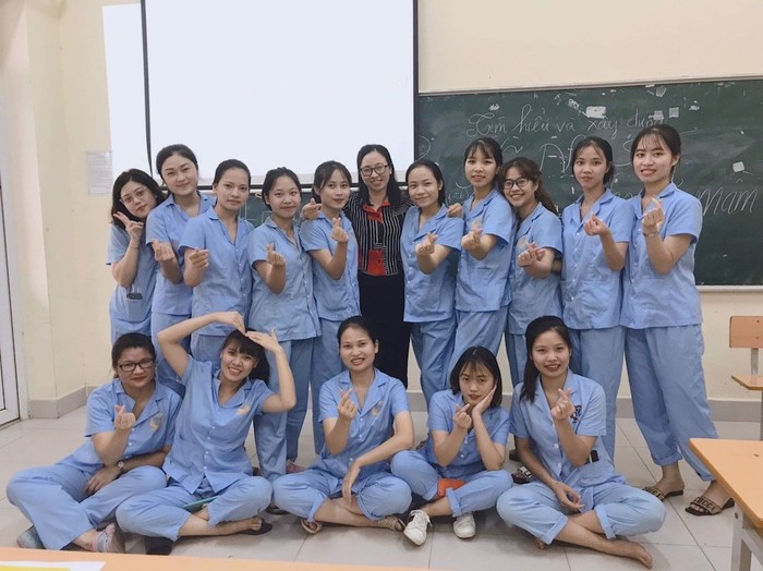 Với sinh viên, cô Nguyễn Thị Phương như bạn bè, chị em, vô cùng thân thiện (Ảnh: CTV)