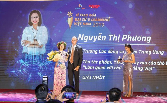 Ông Đặng Văn Bình, Phó Cục trưởng Cục Nhà giáo và Cán bộ Quản lý, Bộ Giáo dục và Đào tạo trao giải Đại sứ E-Learning Việt Nam 2019 cho cô Nguyễn Thị Phương. (Ảnh: NVCC)