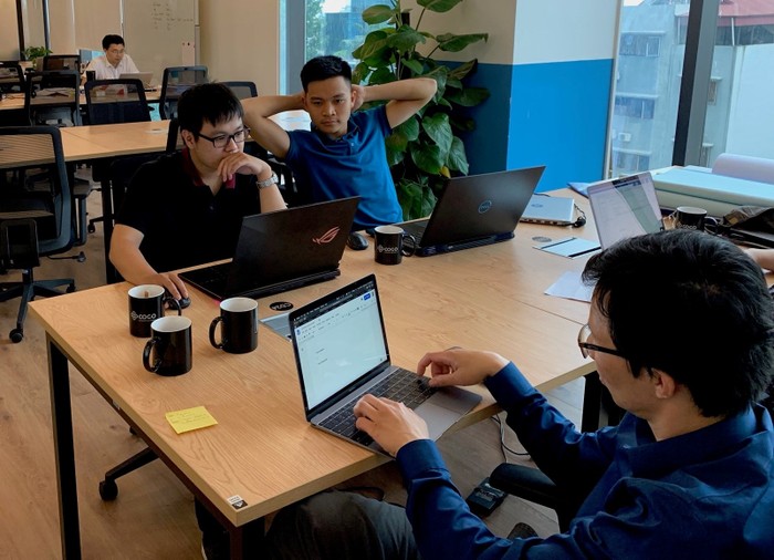 Nguyễn Đức Tùng (áo xanh, bên phải) học được cách tư duy của một nhà nghiên cứu khoa học cấp quốc tế tại VinAI.