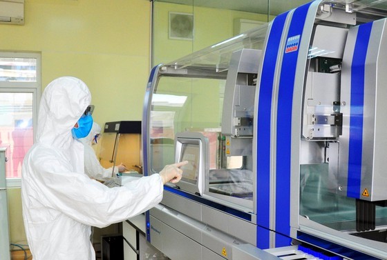 Hệ thống máy RT-PCR tự động xét nghiệm Covid-19. (Ảnh: Sggp.org.vn)
