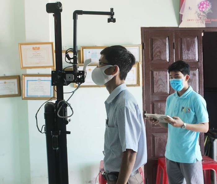 Thầy Bùi Minh Thảo đang sử dụng máy đo thân nhiệt - rửa tay sát khuẩn không tiếp xúc. (Ảnh: Nhân vật cung cấp)