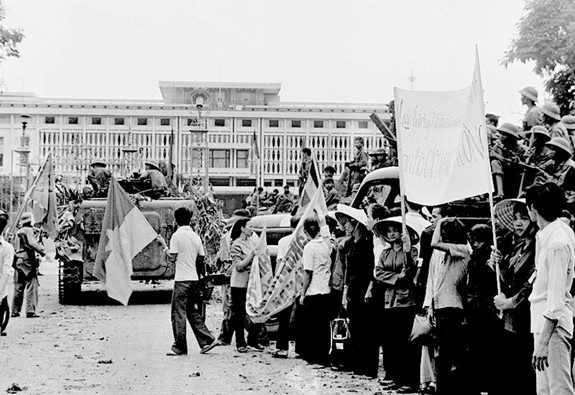 Nhân dân Sài Gòn tập trung tại cổng Dinh Độc Lập đón bộ đội vào giải phóng thành phố. Ảnh tư liệu/theo hanoimoi.com.vn.